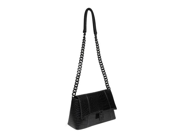 Bolso de hombro Steve Madden color negro con textura de cocodrilo y correa de cadena.