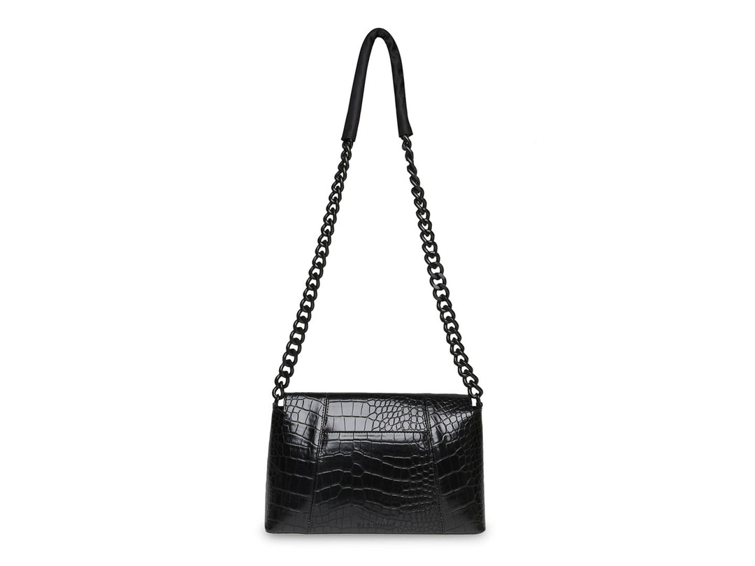 Bolso de hombro Steve Madden color negro con textura de cocodrilo y correa de cadena.