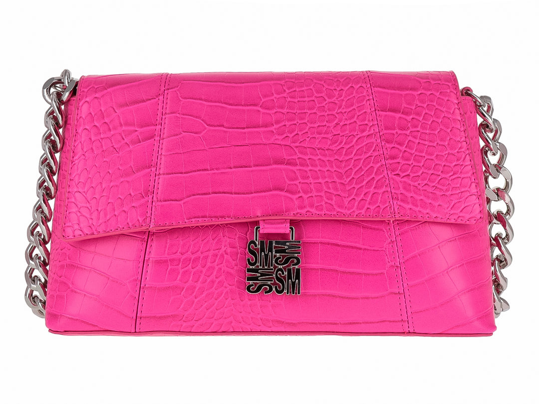 Bolso de hombro Steve Madden color rosa intenso con textura de cocodrilo y correa de cadena plateada.