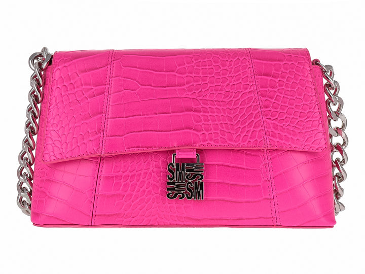 Bolso de hombro Steve Madden color rosa intenso con textura de cocodrilo y correa de cadena plateada.