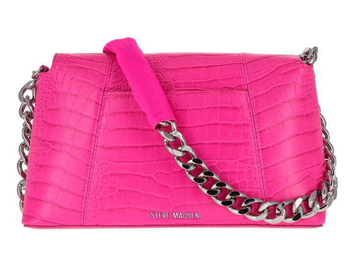 Bolso de hombro Steve Madden color rosa intenso con textura de cocodrilo y correa de cadena plateada.
