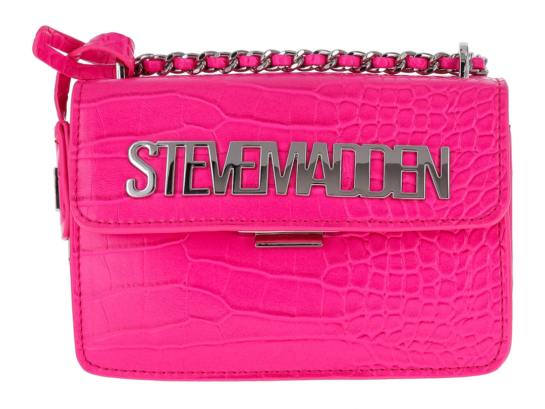 Bolso de hombro Steve Madden en color rosa intenso con textura de cocodrilo y cadena plateada.