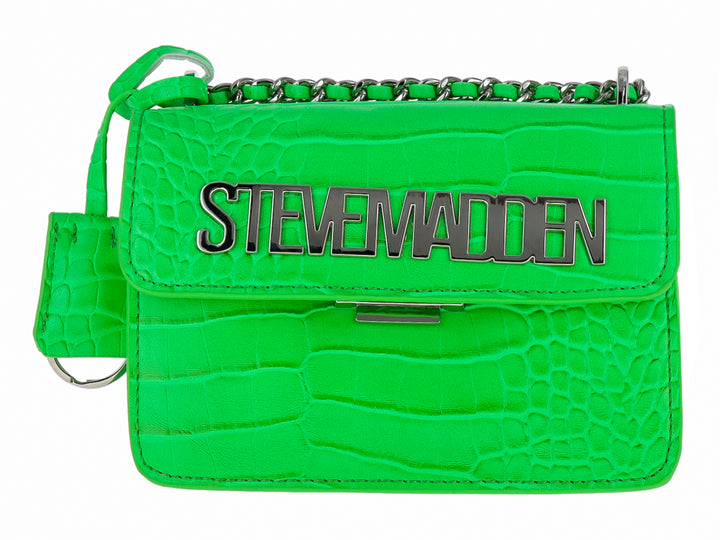 Bolso pequeño de hombro color verde neón con textura de cocodrilo, cadena plateada y logo de Steve Madden al frente.