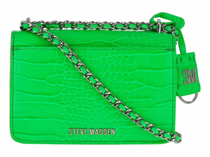 Bolso pequeño de hombro color verde neón con textura de cocodrilo, cadena plateada y logo de Steve Madden al frente.