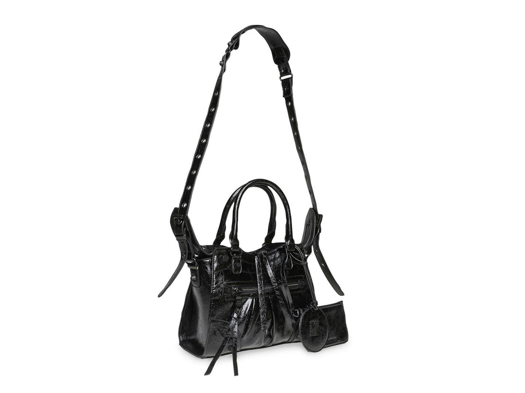 Bolso de hombro Steve Madden modelo Bcelia en color negro brillante con asa corta y correa larga ajustable.