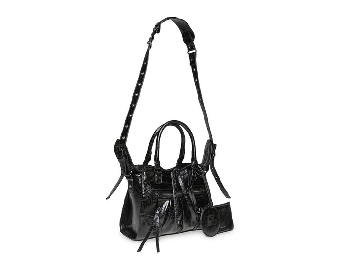 Bolso de hombro Steve Madden modelo Bcelia en color negro brillante con asa corta y correa larga ajustable.