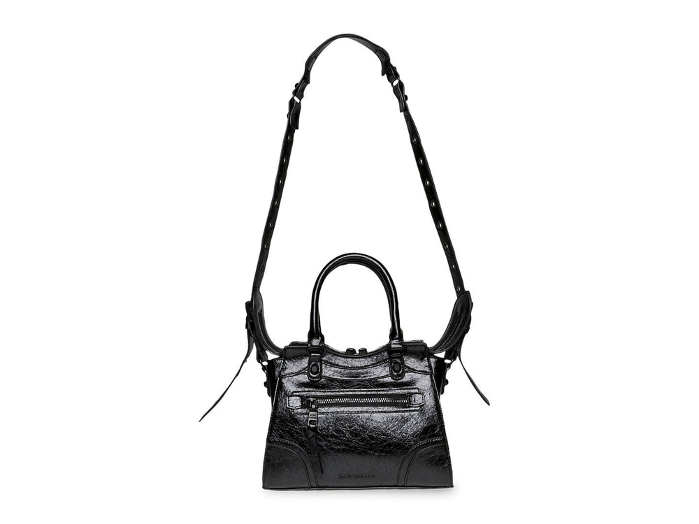 Bolso de hombro Steve Madden modelo Bcelia en color negro brillante con asa corta y correa larga ajustable.