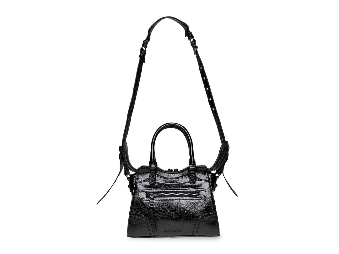 Bolso de hombro Steve Madden modelo Bcelia en color negro brillante con asa corta y correa larga ajustable.