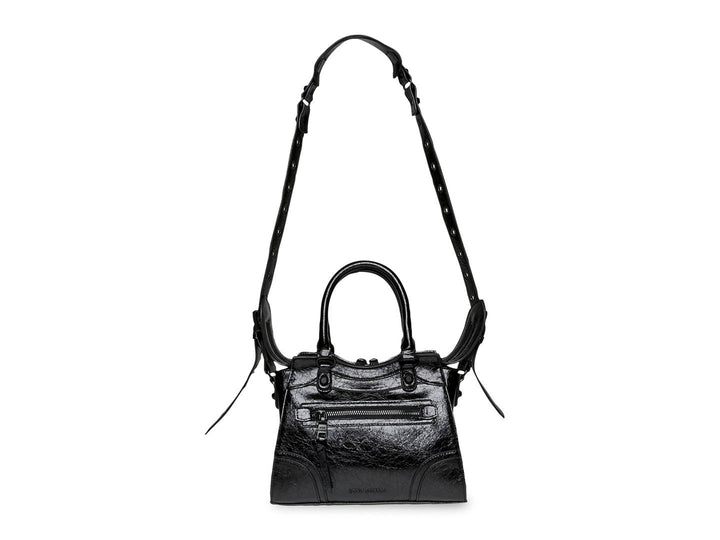 Bolso de hombro Steve Madden modelo Bcelia en color negro brillante con asa corta y correa larga ajustable.