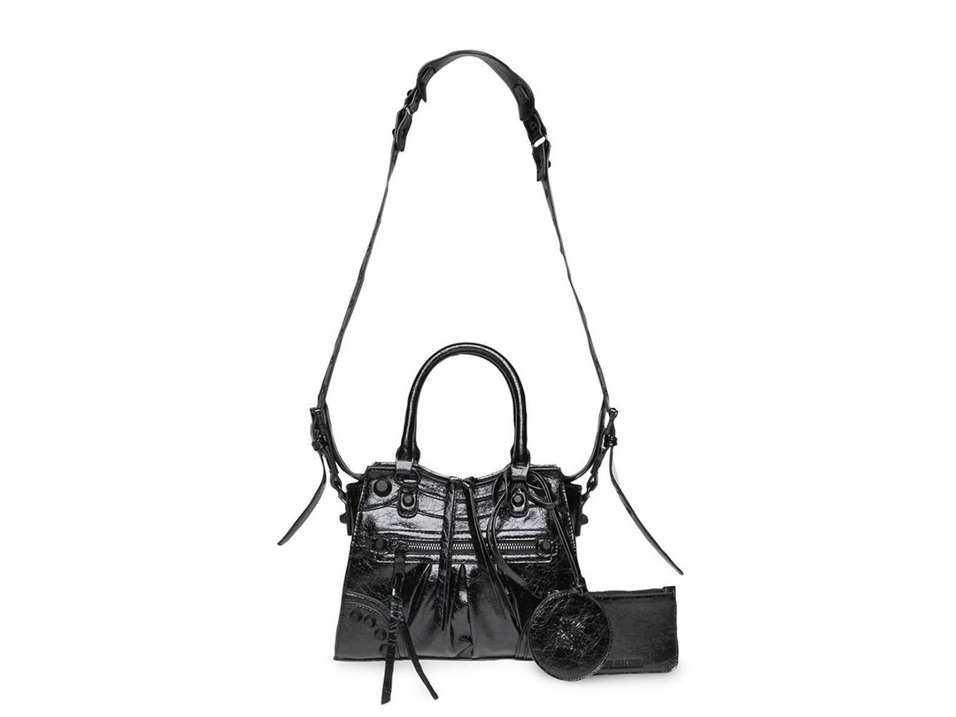 Bolso de hombro Steve Madden modelo Bcelia en color negro brillante con asa corta y correa larga ajustable.