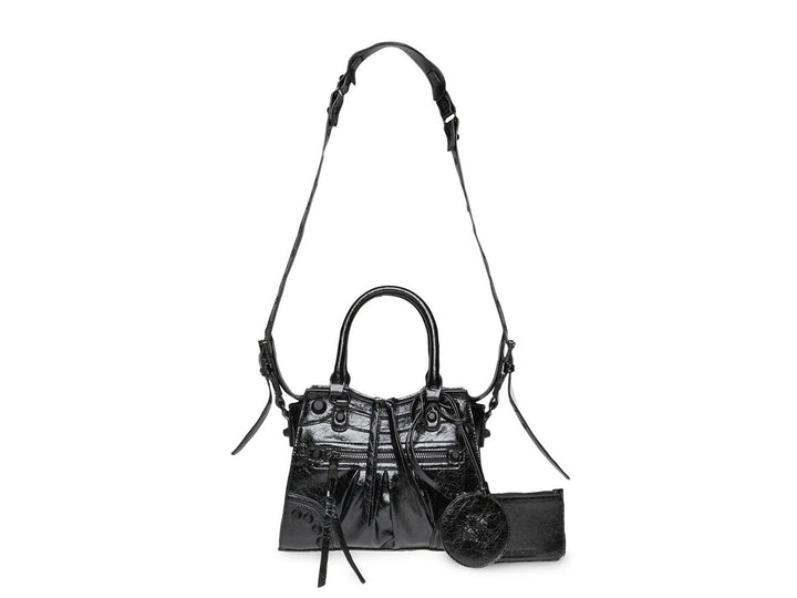 Bolso de hombro Steve Madden modelo Bcelia en color negro brillante con asa corta y correa larga ajustable.