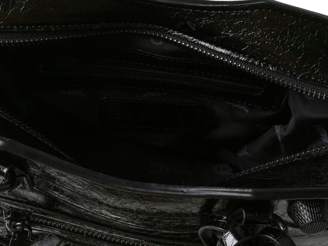 Bolso de hombro Steve Madden modelo Bcelia en color negro brillante con asa corta y correa larga ajustable.