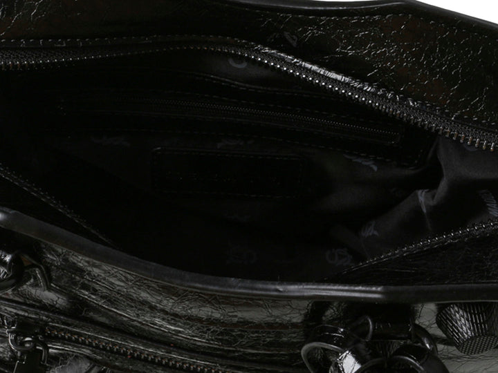 Bolso de hombro Steve Madden modelo Bcelia en color negro brillante con asa corta y correa larga ajustable.