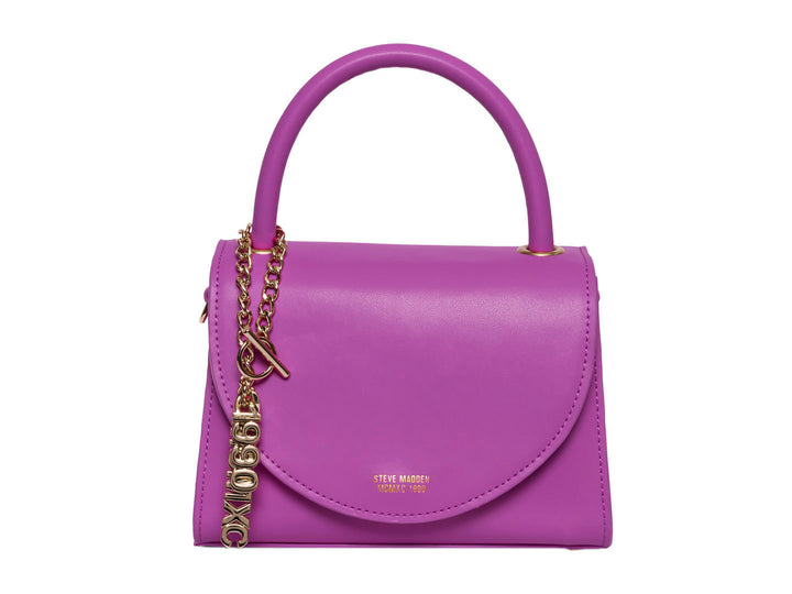 Bolso Steve Madden color rosa con asa circular y detalle de cadena dorada colgante.