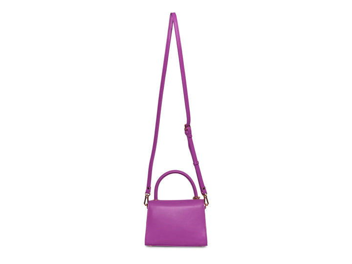 Bolso Steve Madden color rosa con asa circular y detalle de cadena dorada colgante.