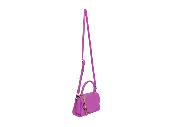 Bolso Steve Madden color rosa con asa circular y detalle de cadena dorada colgante.