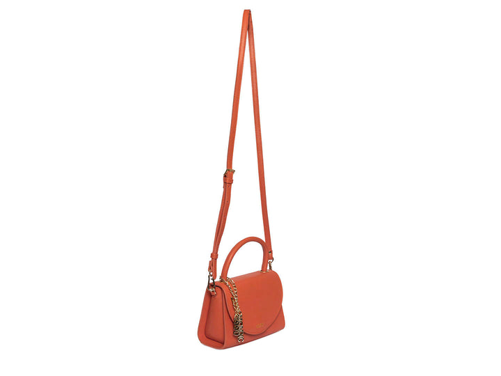 Bolsa de hombro Steve Madden color naranja con asa corta y correa larga ajustable, detalles en metal dorado.