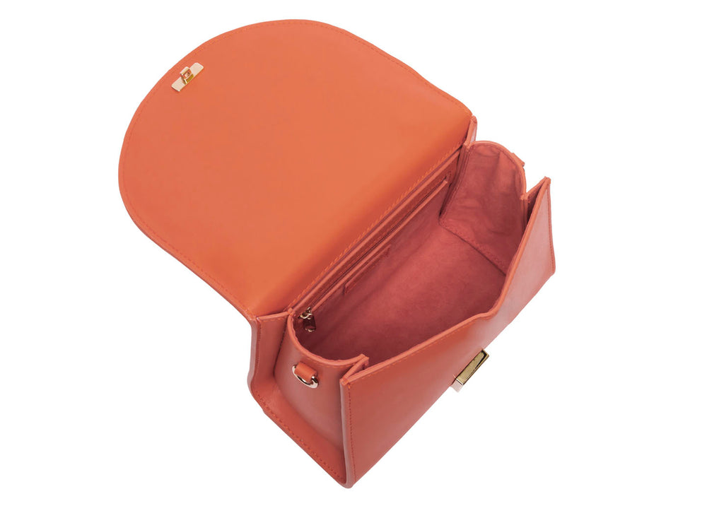 Bolsa de hombro Steve Madden color naranja con asa corta y correa larga ajustable, detalles en metal dorado.
