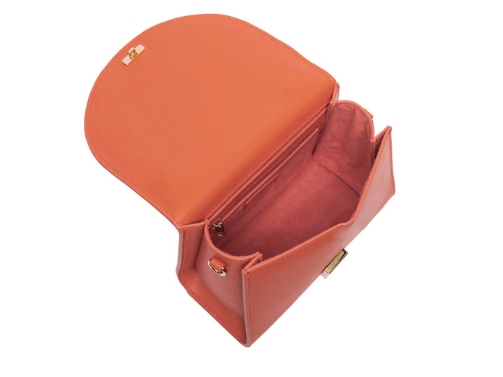 Bolsa de hombro Steve Madden color naranja con asa corta y correa larga ajustable, detalles en metal dorado.
