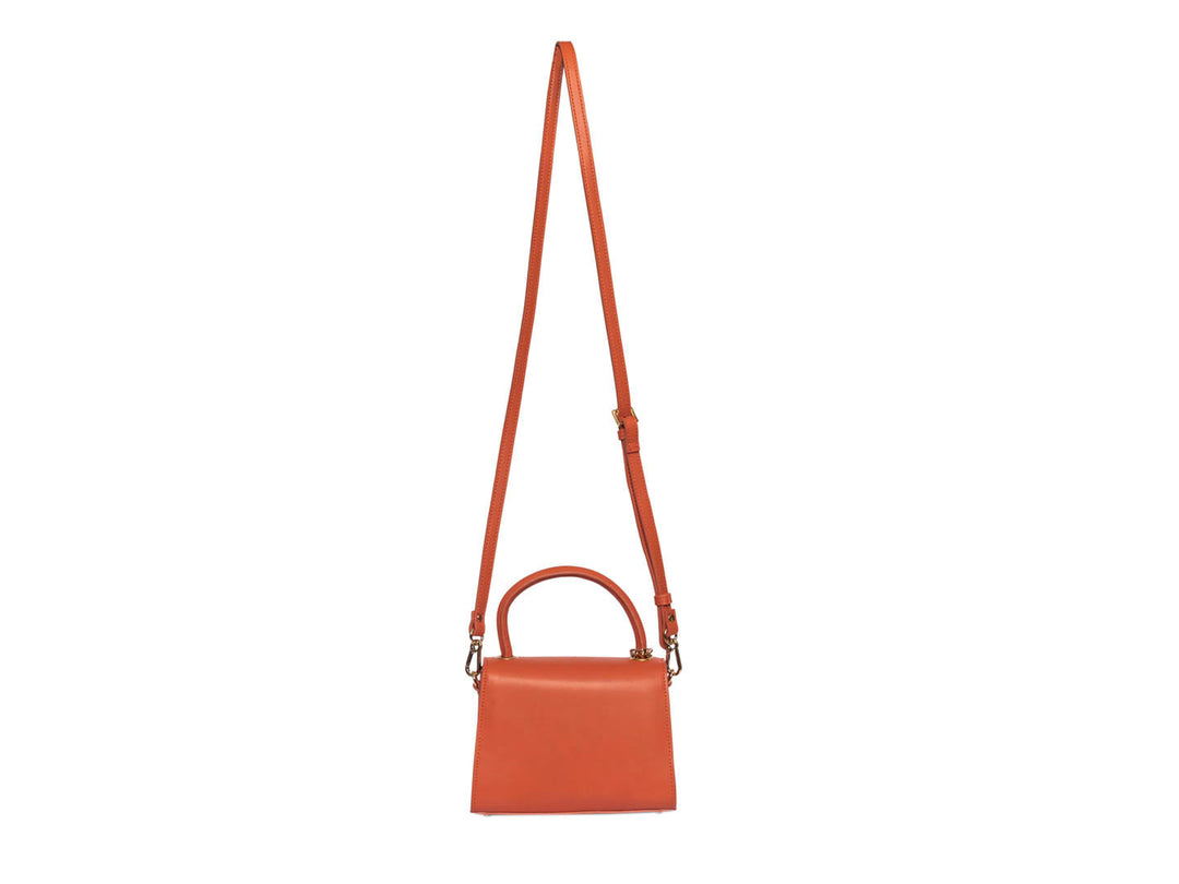 Bolsa de hombro Steve Madden color naranja con asa corta y correa larga ajustable, detalles en metal dorado.