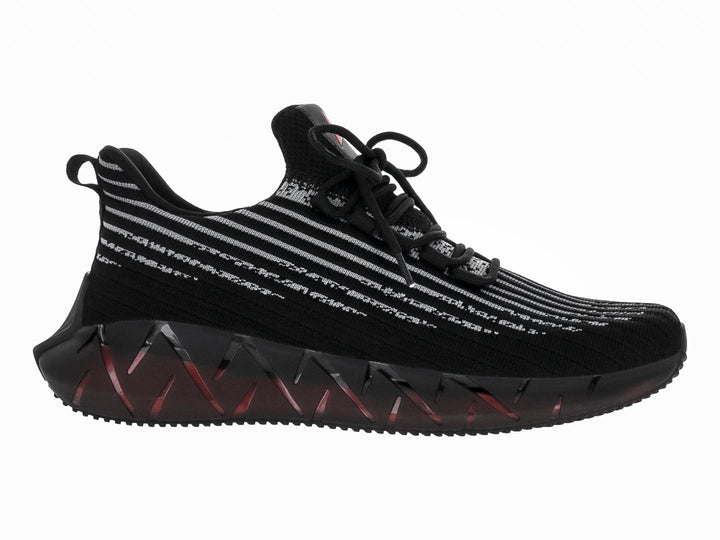 Tenis de baloncesto Justart color negro con rayas blancas y suela negra texturizada.