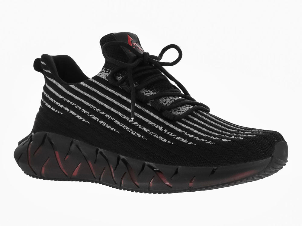 Tenis de baloncesto Justart color negro con rayas blancas y suela negra texturizada.