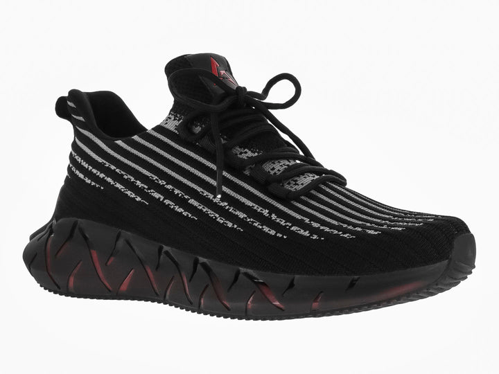 Tenis de baloncesto Justart color negro con rayas blancas y suela negra texturizada.