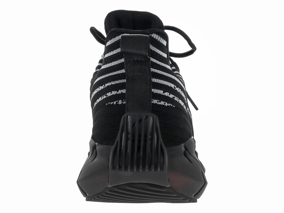 Tenis de baloncesto Justart color negro con rayas blancas y suela negra texturizada.