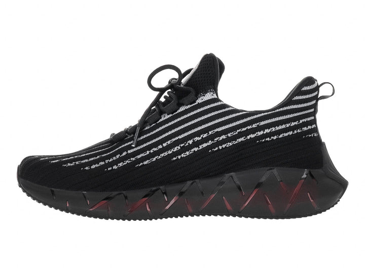 Tenis de baloncesto Justart color negro con rayas blancas y suela negra texturizada.