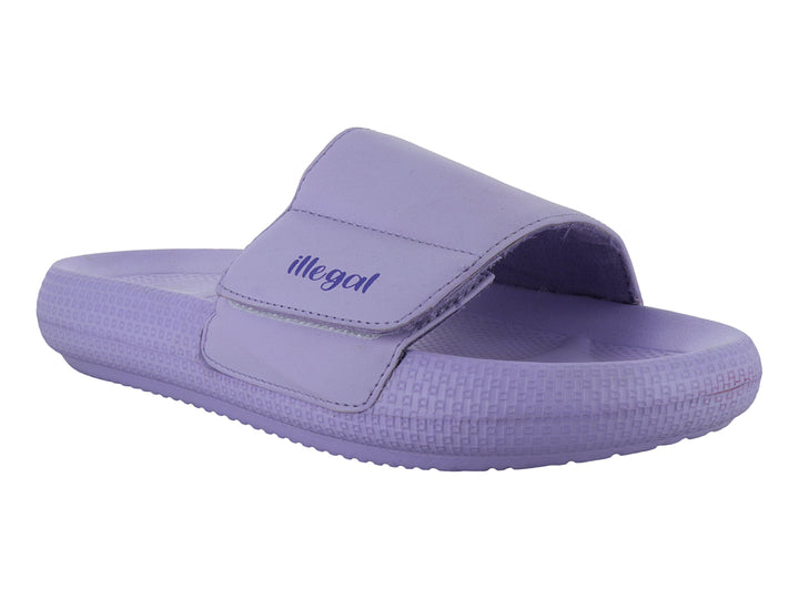 Sandalia lila de la marca Illegal con correa ajustable de velcro y suela texturizada.