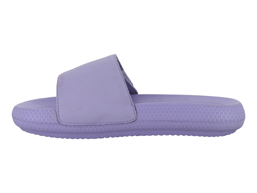 Sandalia lila de la marca Illegal con correa ajustable de velcro y suela texturizada.