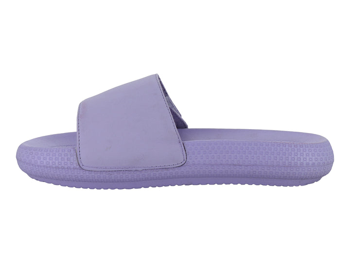 Sandalia lila de la marca Illegal con correa ajustable de velcro y suela texturizada.