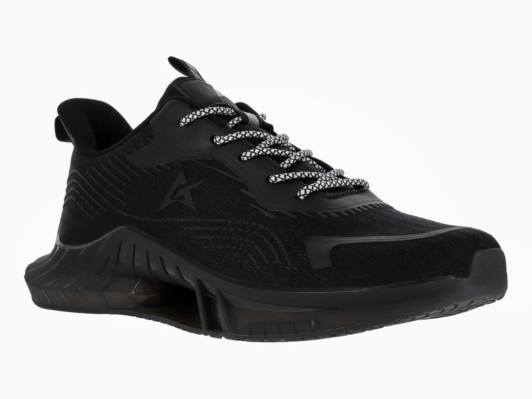 Tenis de baloncesto JUSTART color negro con diseño de suela hueca y agujetas blancas.