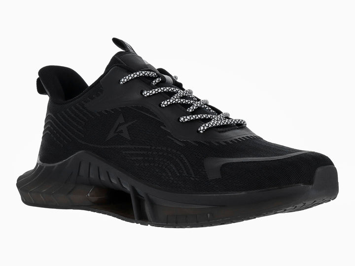 Tenis de baloncesto JUSTART color negro con diseño de suela hueca y agujetas blancas.