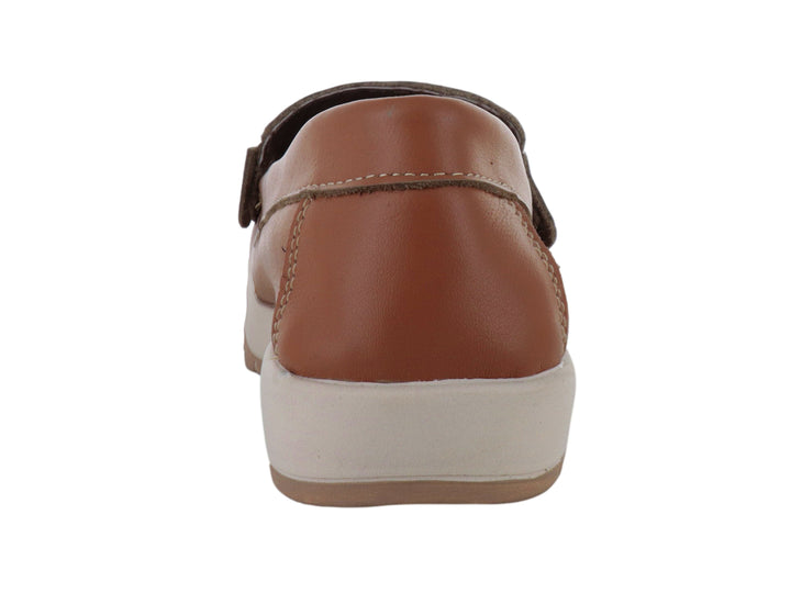 Zapato mocasín color miel con suela blanca y detalle metálico dorado en la parte superior.
