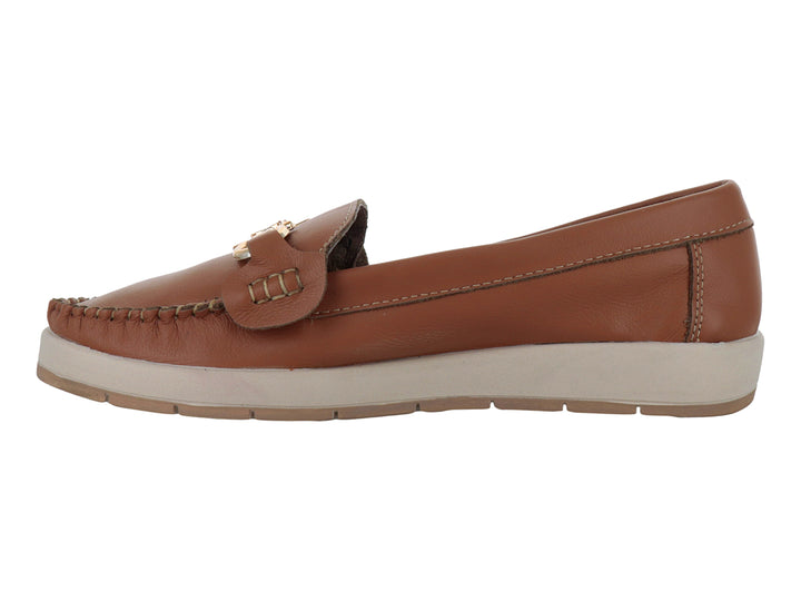 Zapato mocasín color miel con suela blanca y detalle metálico dorado en la parte superior.