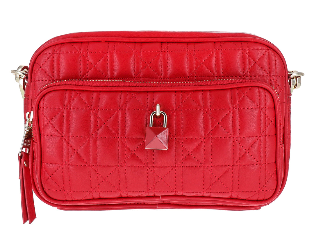 Bolso rojo acolchado de Steve Madden con detalle de candado frontal y correa ajustable.