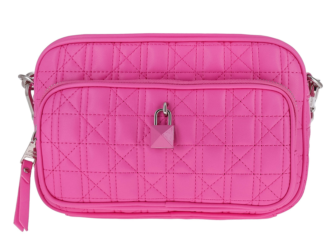 Bolso rosa acolchado de Steve Madden con detalle de candado frontal y correa.