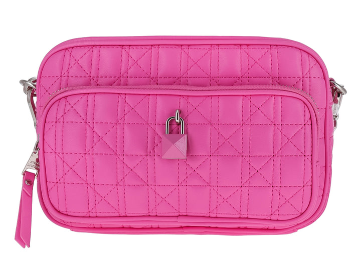 Bolso rosa acolchado de Steve Madden con detalle de candado frontal y correa.