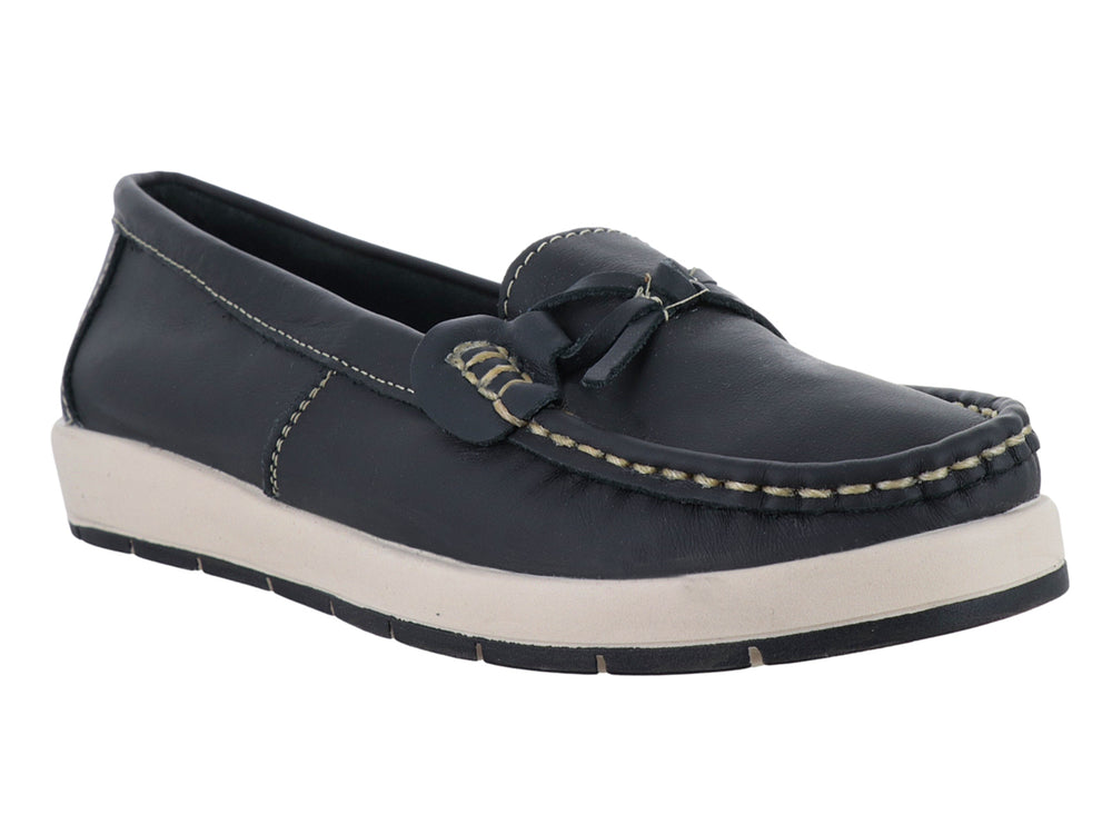 Zapato tipo mocasín color negro con suela blanca y costuras decorativas en color beige.