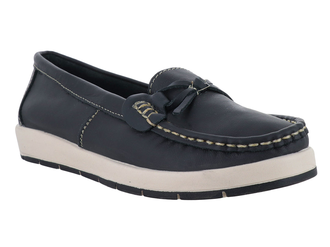 Zapato tipo mocasín color negro con suela blanca y costuras decorativas en color beige.