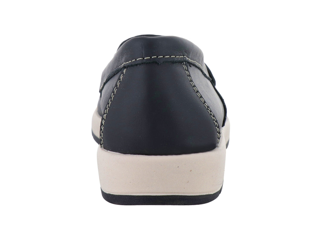 Zapato tipo mocasín color negro con suela blanca y costuras decorativas en color beige.