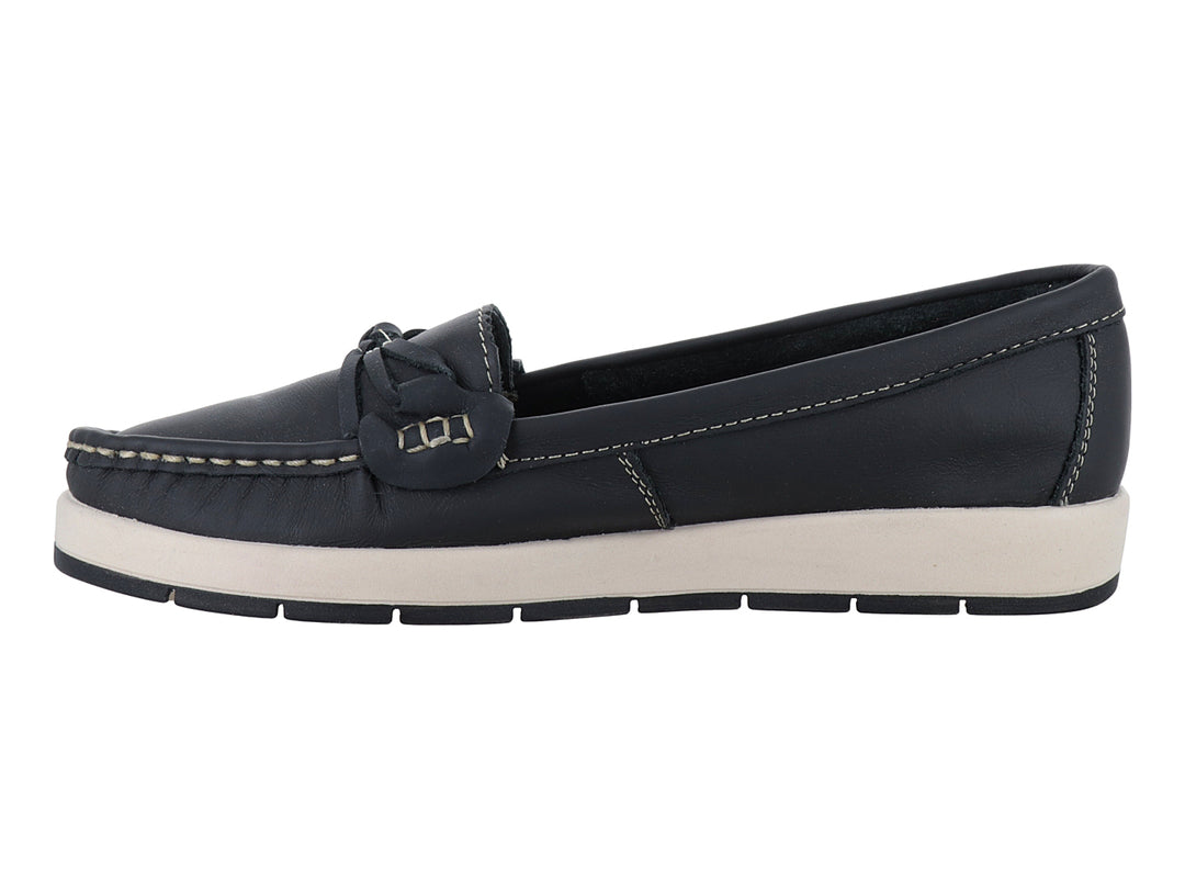 Zapato tipo mocasín color negro con suela blanca y costuras decorativas en color beige.