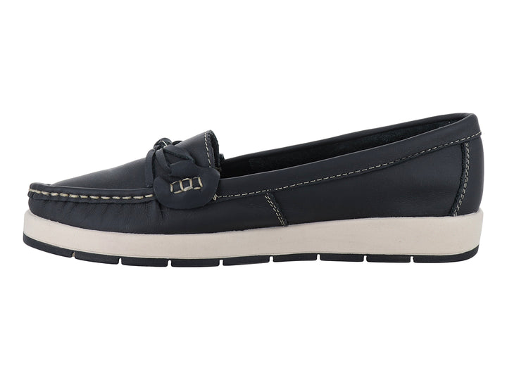 Zapato tipo mocasín color negro con suela blanca y costuras decorativas en color beige.