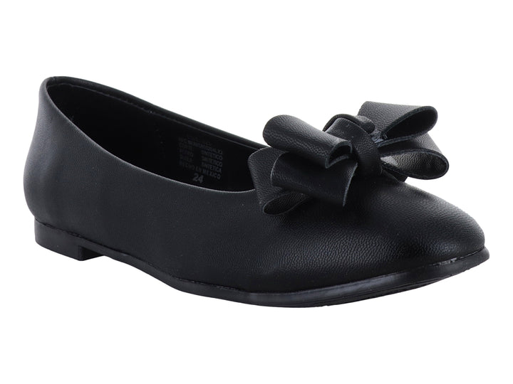 Zapato plano color negro para niña con un moño decorativo en la parte superior.