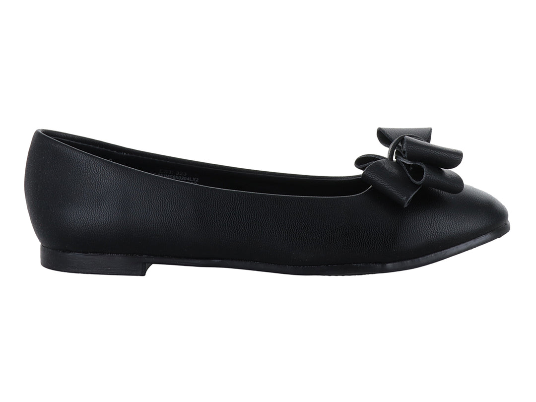 Zapato plano color negro para niña con un moño decorativo en la parte superior.