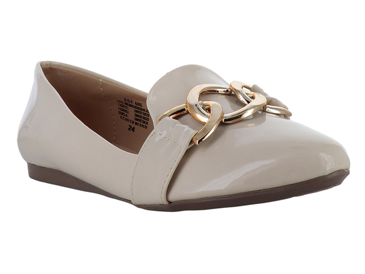 Zapato plano color nude de charol brillante con detalle de cadena dorada en la parte superior.