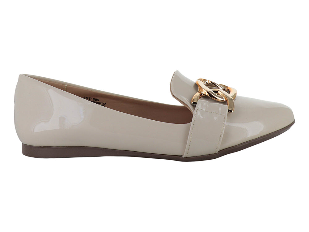 Zapato plano color nude de charol brillante con detalle de cadena dorada en la parte superior.