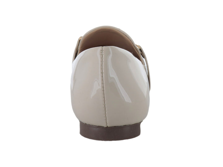 Zapato plano color nude de charol brillante con detalle de cadena dorada en la parte superior.