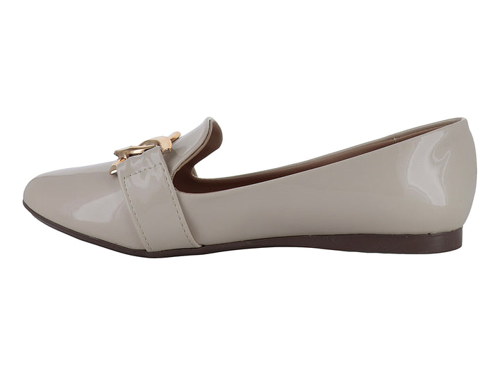 Zapato plano color nude de charol brillante con detalle de cadena dorada en la parte superior.